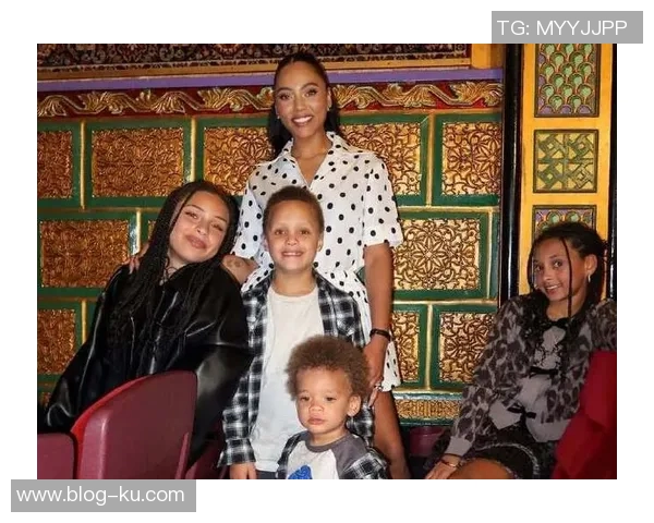 库里分享温馨家庭合照与六口之家共迎2026年幸福时刻 库里分享温馨家庭合照与六口之家共迎2026年幸福时刻